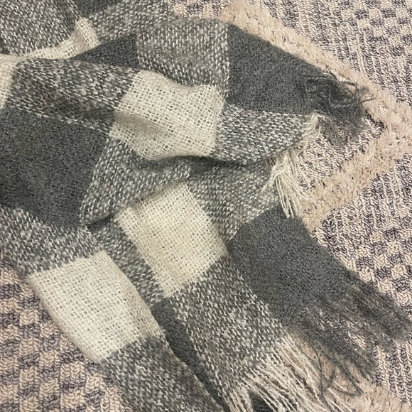 Abercrombie & Fitch Tartan Plaid Gray Cream Tassel Chunky Knit Winter Scarf - Picture 3 of 3